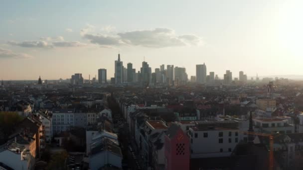 Vista de la azotea del barrio urbano. Skyline con rascacielos contra el cielo brillante de drone. Frankfurt am Main, Alemania — Vídeo de stock
