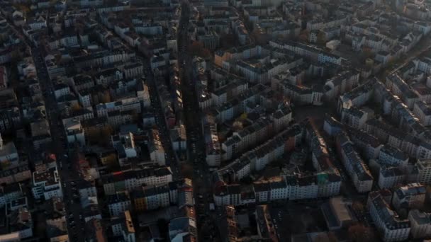 Vue aérienne des bâtiments et des rues du quartier de Bornheim. Inclinez-vous lentement révélant skyline avec des gratte-ciel au centre-ville à la rivière serpentant à travers la ville. Frankfurt am Main, Allemagne — Video