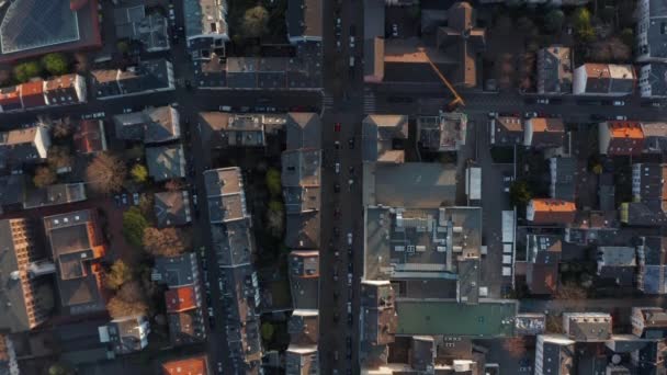 Luchtvogels oog boven hoofd naar beneden uitzicht op gebouwen en straten in de stedelijke buurt. Verticaal pannen. Frankfurt am Main, Duitsland — Stockvideo