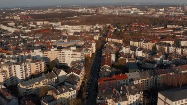 Vista aérea de drones do bairro urbano. Lentamente para a frente visão em movimento inclinando-se para baixo para mostrar encruzilhada. Frankfurt am Main, Alemanha — Vídeo de Stock