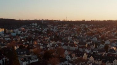Sakin, küçük bir kaplıca kasabasının akşam manzarası. Yükselen görüntüler Frankfurt am Main City gökdelenlerinin ufukta belirdiğini gösteriyor. Kötü Vilbel, Almanya.