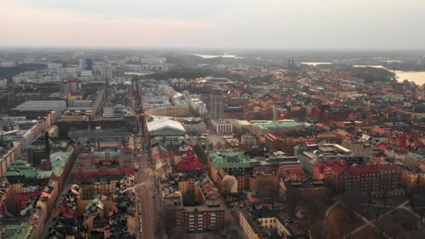 Vista panorâmica aérea de vários edifícios na ilha de Sodermalm. Ruas, casas e parques de drone. Estocolmo, Suécia — Vídeo de Stock