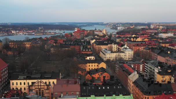 Vue aérienne du quartier de la ville à terre depuis un drone volant à l'envers. Église révélatrice de Catherine et parc environnant avec cimetière. Stockholm, Suède — Video