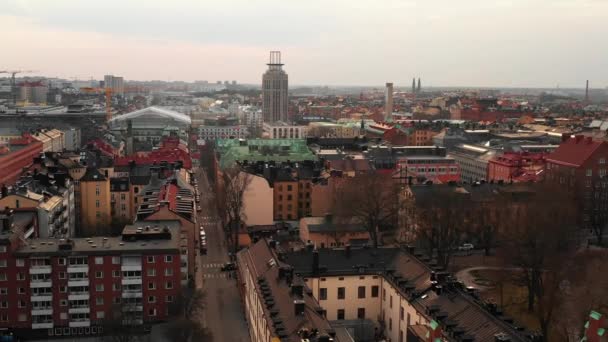 町周辺の空中パノラマビューを明らかにドローン映像を上昇。高さから街の風景。スウェーデンのストックホルム — ストック動画