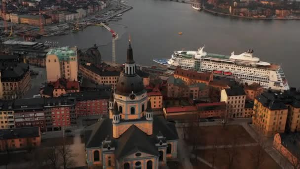 Inclinación aérea hacia abajo imágenes de la Iglesia de Catalina. Crucero en la superficie del agua en el fondo. Estocolmo, Suecia — Vídeo de stock