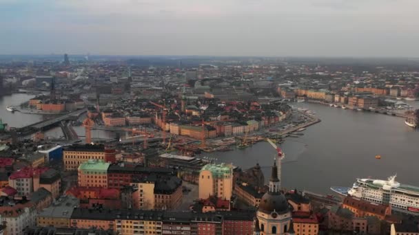 Повітряний панорамний вид на Гамлську державу, старе місто на острові. Історична частина міста. Стокгольм (Швеція) — стокове відео