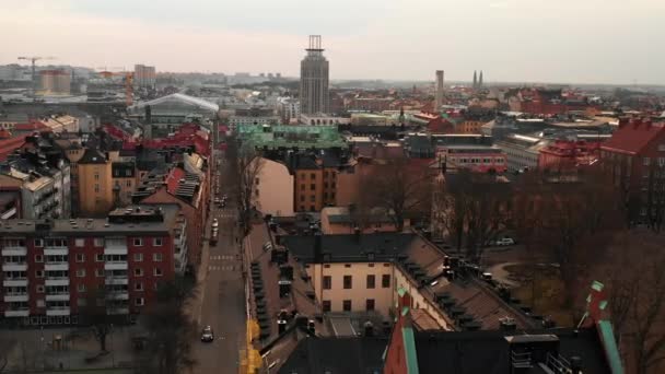 Повітряні ковзання кадрів різних будівель на острові Содермалм. Міські околиці від дрона. Стокгольм (Швеція) — стокове відео
