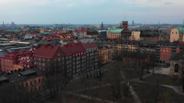 Pemandangan panorama udara dari taman umum dan rumah-rumah di lingkungan. Cityscape kota besar. Stockholm, Swedia — Stok Video