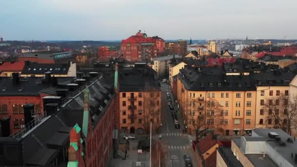 Letecký pohled na městskou čtvrť od klesajícího dronu. Stará budova z červených cihel školy Katarina Norra Skola. Stockholm, Švédsko — Stock video