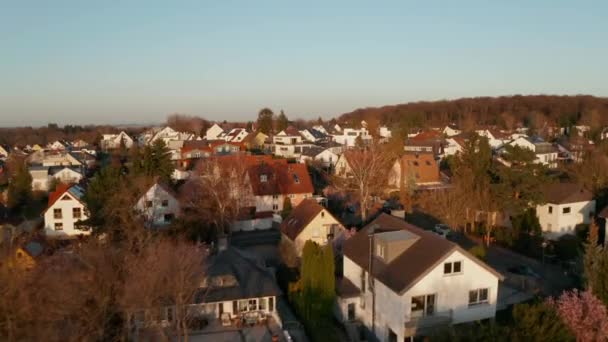 Mahallede aile evleri olan caddelerde insansız hava aracı uçurmak. Akşam vakti küçük bir kasabanın havadan görünüşü. Kötü Vilbel, Almanya. — Stok video