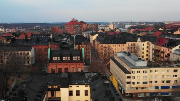 Вид с воздуха на город от отступающего дрона. Городской район с большим разнообразием зданий. Стокгольм, Швеция — стоковое видео
