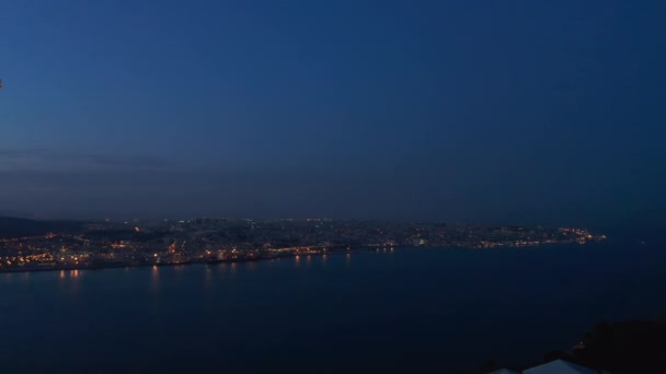 Vista aérea nocturna del centro de Lisboa con luces en la distancia y el Santuario de Cristo Rey monumento en la colina con vistas a la ciudad — Vídeo de stock