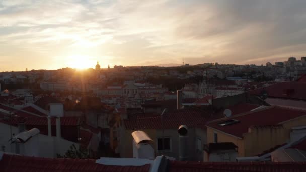 Lenta vista aérea deslizante de telhados vermelhos com casas antigas coloridas e igrejas no centro urbano de Lisboa, Portugal — Vídeo de Stock