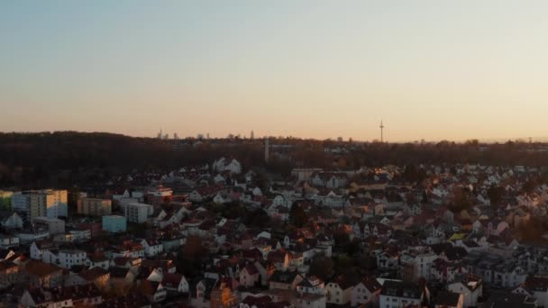 Kasaba civarındaki evlerin havadan görünüşü. Yükselen görüntüler Frankfurt am Main 'deki gökdelenlerin alacakaranlık gökyüzüne karşı panoramasını gösteriyor. Kötü Vilbel, Almanya. — Stok video