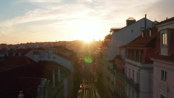 Antenne Dolly angesichts der ruhigen Wohnstraße und der bunten Häuser im Stadtzentrum von Lissabon, Portugal bei Sonnenuntergang — Stockvideo