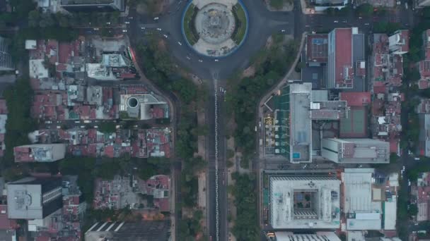 Luchtvogels oog boven hoofd naar beneden panning uitzicht volgende straat met cirkelvormige kruising bij Angel of Independence monument. Mexico stad, Mexico. — Stockvideo
