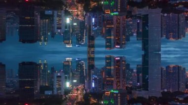 Modern şehrin akşam hiperhız çekimi. Ana caddede ışık akımı var. Soyut fütüristik atmosfer ve ayna etkisi. Jakarta, Endonezya.