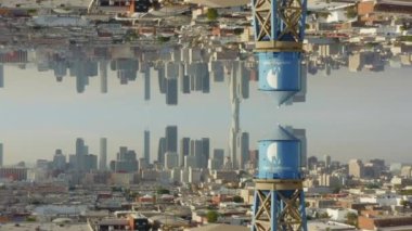 Arka planda ufuk çizgisi olan büyük şehir manzarası yükseliyor. Yatay ayna işlem sonrası etkisi. Soyut görüntüler. Los Angeles, ABD.