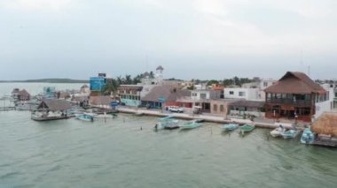 Bir sürü küçük teknesi ve alçak binaları olan kıyı kasabasının havadan görünüşü. Rio Lagartos, Meksika.