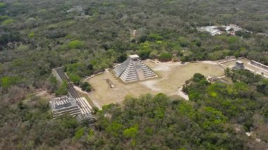 Maya kasabasının uçsuz bucaksız ormanlarla çevrili havadan çekilmiş görüntüsü. Kolomb öncesi dönemin tarihi anıtları, Chichen Itza, Meksika.
