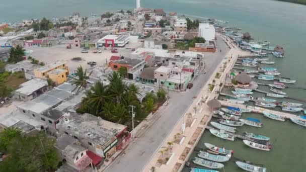 Vista aérea de la ciudad rural costera con plaza. Edificios bajos con techos planos. Rio Lagartos, México. — Vídeo de stock