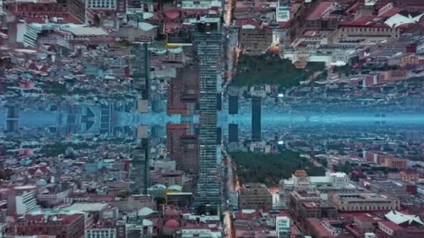 Hiperlapso de toma del centro durante el atardecer. Desvanecimiento de la luz natural y encendido de farolas. Imágenes abstractas del efecto espejo. Ciudad de México, México. — Vídeos de Stock