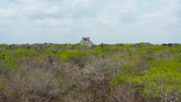 Alacsony előre repülés a fák tetején a templomba Kukulcan - El Castillo. Kolumbusz előtti korszak történelmi emlékművei, Chichen Itza, Mexikó. — Stock videók
