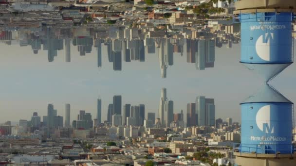 Volo sopra il quartiere urbano verso edifici alti in centro. Riprese astratte dell'effetto computer. Los Angeles, Stati Uniti. — Video Stock