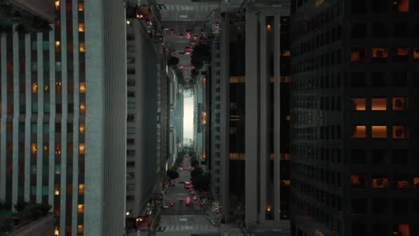 Adelante volando por encima de la calle entre edificios altos modernos. Efecto espejo horizontal. Imágenes abstractas del cañón del skyline del centro. Los Ángeles, EE.UU.. — Vídeo de stock