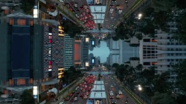 Akşamüstü trafiğin yoğun olduğu caddenin yeni görüntüsü. Şehir merkezindeki modern binalarla dolu geniş kavşağı olan çok şeritli bir yol. Soyut ayna etkisi görüntüleri. Jakarta, Endonezya.