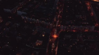 Yoğun kavşağın etrafındaki yörünge görüntüleri. Şehrin gece caddelerine doğru giden arabaların hava görüntüsü. Berlin, Almanya.