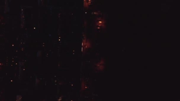 Oiseaux aériens vue aérienne du haut vers le bas de la rue faiblement éclairée avec des voitures stationnées. Vue panoramique verticale du quartier urbain la nuit. Berlin, Allemagne. — Video