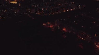 Gece uçuşu. Yayaların güvenliğini arttırmak için havadan iyi aydınlatılmış yaya geçidi görüntüleri. Berlin, Almanya.