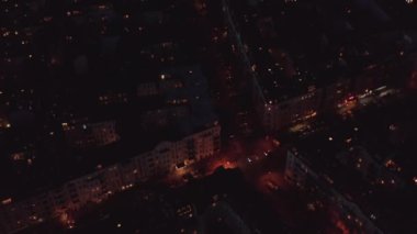 Şehir merkezinin caddelerindeki akşam trafiğinin hava görüntüsü. Aydınlatılmış yaya geçidi. Berlin, Almanya.