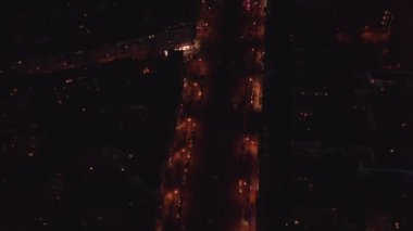 Sokak lambaları ve sürüş arabalarıyla aydınlatılmış uzun caddeleri göster. Kentsel hava gece mahallesi görüntüleri. Berlin, Almanya.