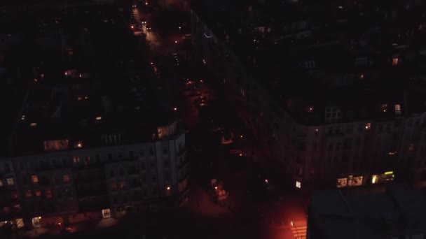 Повітряна ніч показує вулиці міста. Політ навколо атлетичного овалу в спортивному реалі. Берлін (Німеччина). — стокове відео