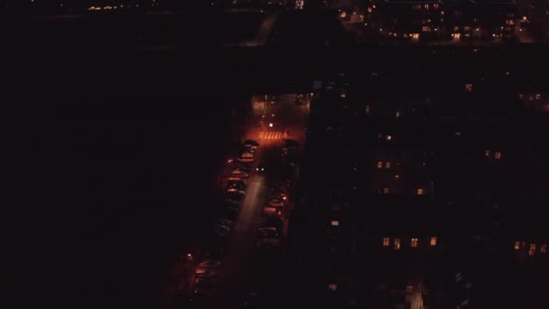 Panning nakloní dolů záběry silně osvětlené křižovatky v ulicích nočního města pro zvýšení bezpečnosti chodců. Berlín, Německo. — Stock video