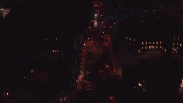 Переднє розкриття прямої вулиці в житловому районі вночі. Повітряний вид на широку вулицю з припаркованими машинами. Берлін (Німеччина). — стокове відео