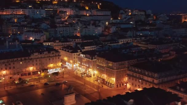 Zblízka letecký pohled na moderní budovy a velké veřejné náměstí v centru Lisabonu, Portugalsko s hradem na kopci — Stock video