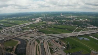 Eğim, geniş ve karmaşık çok şeritli otoyol kavşağını gözler önüne seriyor. Çok katlı taşımacılık. Yoğun saatlerde yoğun yol. Dallas, Teksas, ABD.