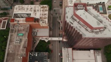 Şehir merkezindeki gökdelenlerin ters yatay görüntüsü. Uzun, modern ofis binaları ufuk çizgisi. Dallas, Teksas, ABD.