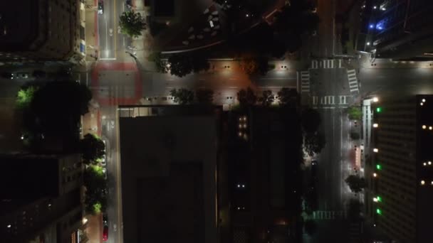 Pájaros aéreos ojo arriba hacia abajo vista de bajo tráfico en las calles nocturnas. Vista panorámica vertical de calles iluminadas. Dallas, Texas, EE.UU.. — Vídeos de Stock