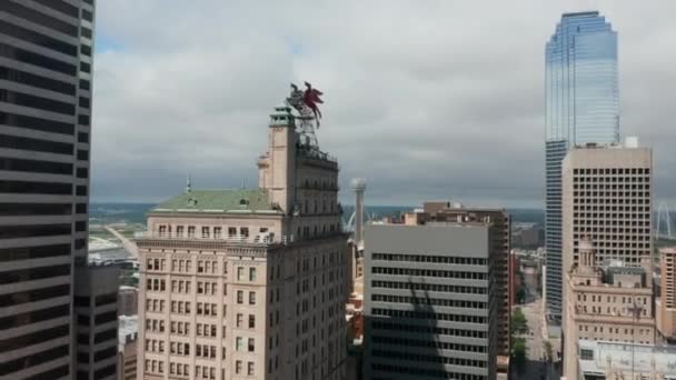 Vorwärts steigende Fliege zum Pegasus auf dem Dach des Magnolia Building. Zwei massive rote Skulpturen auf einem hohen Gebäude. Dallas, Texas, USA. — Stockvideo