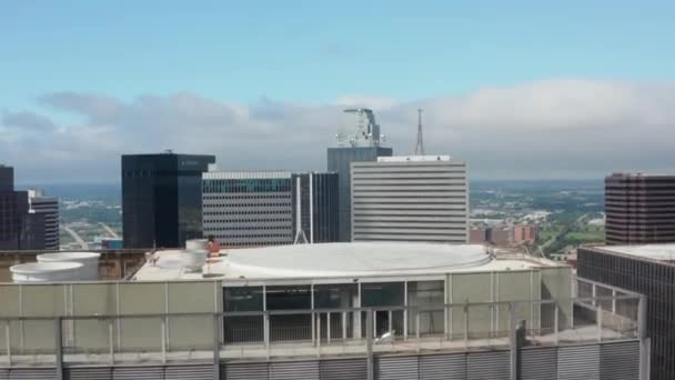 Lage vlucht boven plat dak van hoog kantoorgebouw. Voorwaarts onthullen van een groep moderne wolkenkrabbers in het centrum. Dallas, Texas, Verenigde Staten. — Stockvideo