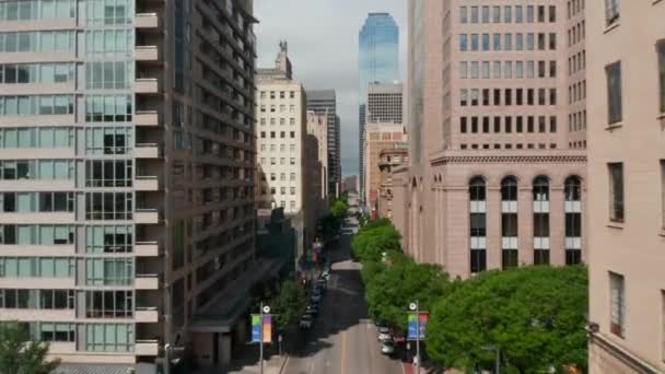 前排透露市中心街道上的建筑物.在不同的建筑物之间飞行。美国德克萨斯州达拉斯市. — 图库视频影像
