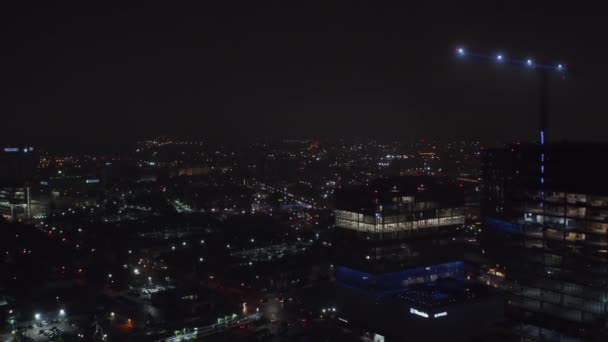 Voorwaarts onthullen van Night City. Luchtfoto van straten en gebouwen verlicht door elektrische lampen. Dallas, Texas, Verenigde Staten. — Stockvideo