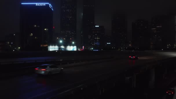 Stijgend drone uitzicht onthullen weinig verkeer op de snelweg en de stad lichten in het centrum 's nachts. Dallas, Texas, Verenigde Staten. — Stockvideo