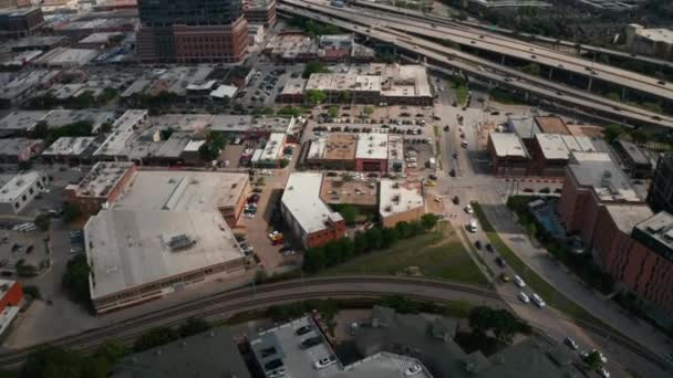 Inclinare filmati di edifici bassi nelle vicinanze della città, vicino alla trafficata autostrada multilane. Dallas, Texas, Stati Uniti. — Video Stock