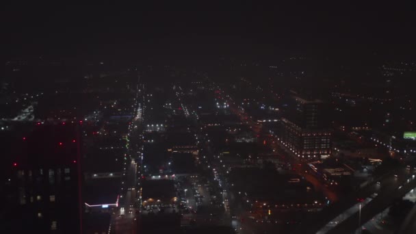 Вперед, лети над ночным городом. Длинные прямые улицы, выложенные фонарями. Вид с воздуха на городской район. Даллас, Техас, США. — стоковое видео