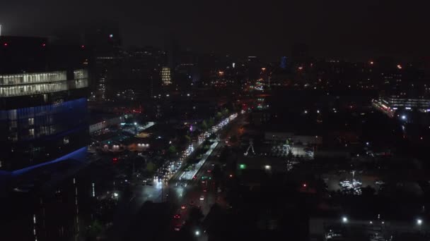 Повітряний вид на багатосмугову дорогу, що проходить через місто. Передній політ над повільно їздить автомобілями на нічних вулицях. Даллас, Техас, США. — стокове відео